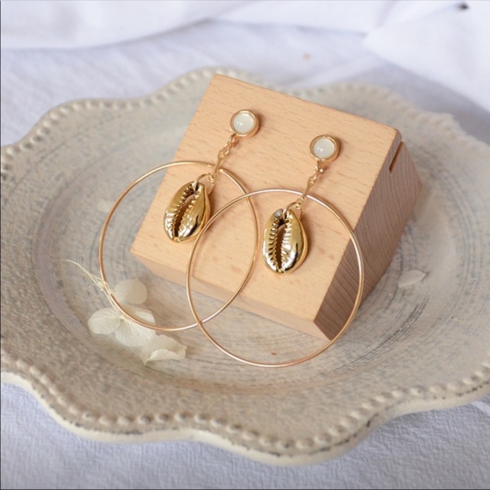 NWT 6 PC Gold Shell Boho Earring Set - Picture 3 of 7